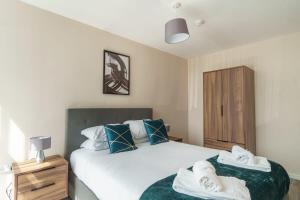 um quarto com 2 camas e toalhas em Bright & Modern 1 Bed Apartment in Manchester em Manchester