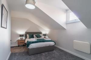 Katil atau katil-katil dalam bilik di Stunning 2 Bedroom Apartment in Liverpool