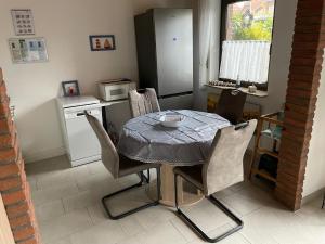 een keuken met een tafel en stoelen in een kamer bij Ferienhaus Gomann in Dornum
