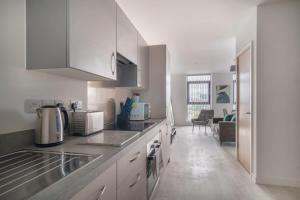 A kitchen or kitchenette at Modern Studio Apartment in Salford Great Views