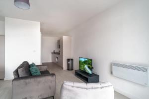 Khu vực ghế ngồi tại Modern Studio Apartment in Salford Great Views