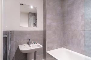 A bathroom at Modern Studio Apartment in Salford Great Views