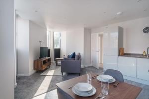 A seating area at Modern 1 Bedroom Liverpool Apartment