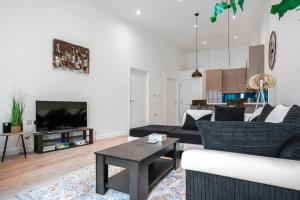 a living room with a couch and a table at Contemporary 1 Bedroom Apartment in Central Woking in Woking