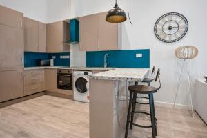 eine Küche mit einer Theke und einem Geschirrspüler in der Unterkunft Contemporary 1 Bedroom Apartment in Central Woking in Woking