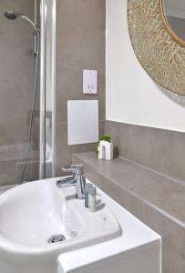 a bathroom with a sink and a mirror at Modern 1 Bedroom Apartment in Central Ashford in Ashford