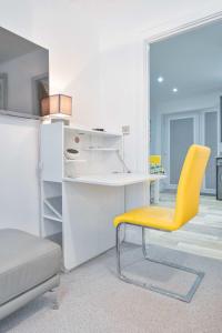 a kitchen with a yellow chair and a desk at Modern 1 Bedroom House in Burton-on-Trent in Burton upon Trent