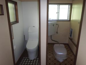 a small bathroom with a toilet and a sink at Kajikaen - Vacation STAY 57948v in Kawazu
