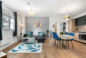 - un salon avec un canapé et une table dans l'établissement Spacious 1 Bedroom Apartment in Central Woking, à Woking