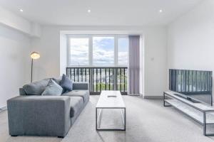 uma sala de estar com um sofá e uma mesa em Modern and Bright 1 Bed Apartment in Dudley em Brierley Hill