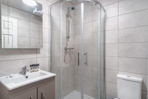 a bathroom with a shower and a toilet and a sink at Cosy 1 Bed Apartment in Central Blackburn in Blackburn