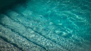 un primer plano del agua en una piscina en Residence Panorama, en Molina di Ledro