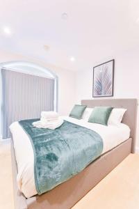 Spacious 1 Bed Apartment in Burton-on-Trent tesisinde bir odada yatak veya yataklar