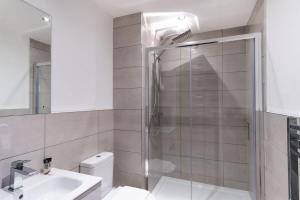 une salle de bains avec douche, toilettes et lavabo dans l'établissement Stay Zeni, Alexandra Rise Manchester Smart Studio, à Manchester
