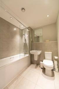 uma casa de banho com um WC, um lavatório e um chuveiro em Modern 1 Bedroom Apartment in Crawley em Crawley