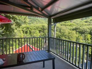 Beijing Mutianyu Great Wall Wangshanyuan Homestay的阳台或露台