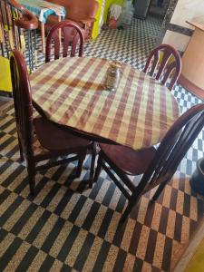 uma mesa e cadeiras com uma mesa e uma cadeira xadrez em CM Residency em Salem