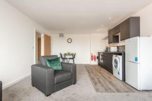 a living room with a chair and a kitchen at Contemporary 1 Bed Apartment in Central Retford in Retford