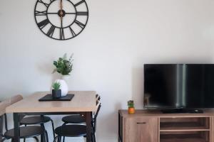 Et tv og/eller underholdning på Smart 1 Bedroom Apartment in Ashford