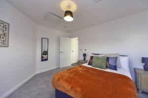 En eller flere senge i et værelse på Smart 1 Bedroom Apartment in Ashford