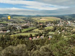 een luchtzicht op een stad met een gele ballon bij beGLAMP - narty, góry i Park Narodowy in Szczytna
