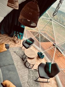 Posezení v ubytování beGLAMP glamping - narty, góry i Park Narodowy