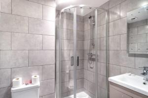 a bathroom with a shower and a toilet and a sink at Lovely 1 Bed Apartment in Central Blackburn in Blackburn