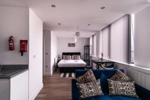 Un pat sau paturi într-o cameră la Modern Studio Apartment near Old Trafford