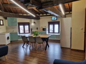 a kitchen and dining room with a table and chairs at Lanchas de La Vera in Madrigal de la Vera