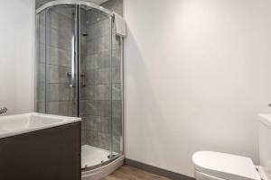 a bathroom with a shower and a toilet and a sink at Smart 1 Bed Budget Apartment in Central Doncaster in Doncaster