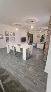 una sala de reuniones con mesa, sillas y sofá en Costa rooms apartament, en Livorno