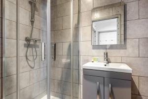 Ένα μπάνιο στο Modern 1 Bed Budget Apartment in Central Halifax