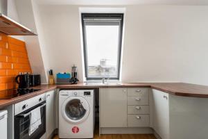 Η κουζίνα ή μικρή κουζίνα στο Modern 1 Bed Budget Apartment in Central Halifax