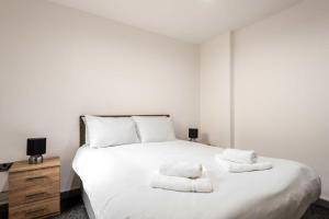 sypialnia z dużym białym łóżkiem z 2 poduszkami w obiekcie Lovely 1 Bed Budget Apartment in Central Halifax w mieście Halifax