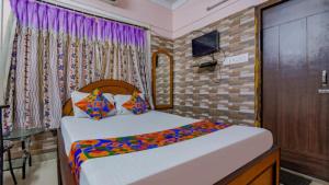 kolkata的住宿－Hotel Elite Stay Salt Lake Kolkata - Couple Friendly - Near Sector V - Excellent Customer Service，一间卧室配有两张床和电视。