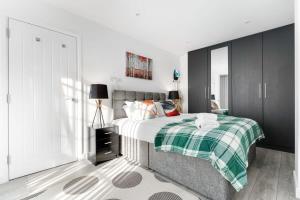 Kama o mga kama sa kuwarto sa Smart 1 Bedroom Apartment in Central Woking