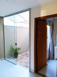 Giường trong phòng chung tại Casa Tartaruga 4 - Sofisticação a 50m da Praia de Guriri +8 ảnh