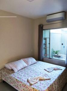 Giường trong phòng chung tại Casa Tartaruga 4 - Sofisticação a 50m da Praia de Guriri