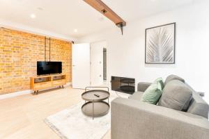 a living room with a couch and a tv at Lovely 1 Bed Apartment in Burton-on-Trent in Burton upon Trent