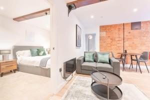 una camera con letto, divano e tavolo di Lovely 1 Bed Apartment in Burton-on-Trent a Burton upon Trent