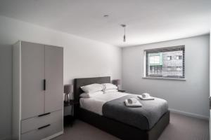 Giường trong phòng chung tại Spacious 2 Bed Apartment in Central Manchester