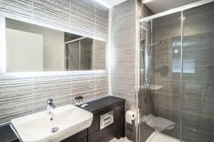Phòng tắm tại Spacious 2 Bed Apartment in Central Manchester