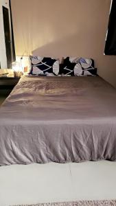 Una cama con dos almohadas encima. en Ruchika's Orchid en Hyderabad