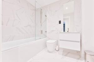 伯明罕的住宿－Lovely Central Birmingham 2 Bed Apartment，白色的浴室设有卫生间和淋浴。