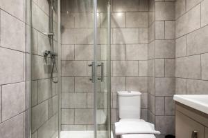 Smart 1 Bed Budget Apartment in Central Halifax في هاليفاكس: حمام مع دش مع مرحاض ومغسلة