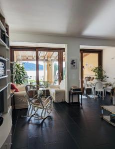 een woonkamer met een bank en een stoel bij La casa sul lago in Trevignano Romano