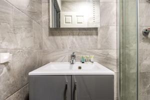 bagno con lavandino e doccia di Modern 1 Bedroom Budget Apartment in Barnsley a Barnsley
