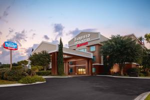 un hôtel avec un panneau indiquant l'auberge et les suites de l'ambassade dans l'établissement Fairfield Inn & Suites San Angelo, à San Angelo