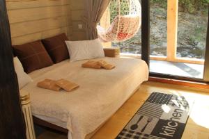 ein Bett in einem Zimmer mit zwei Kissen darauf in der Unterkunft Hotel Berloga-Sinevir in Synewyrska Poljana