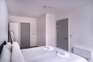 1 dormitorio blanco con 2 almohadas blancas en una cama en Spacious 1 Bed Apartment in Central Manchester en Mánchester